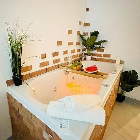 Studio Love Jacuzzi Marseille Exteriör bild